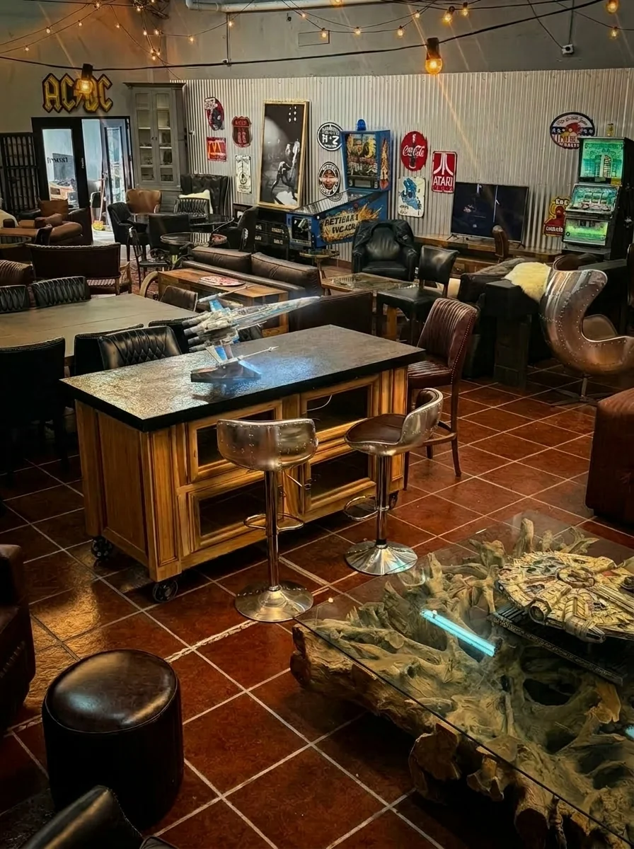 Interior del showroom Luxury Tennessee.Rioja 3043, Olivos, Buenos Aires. Sofás y sillones de cuero vacuno artesanal